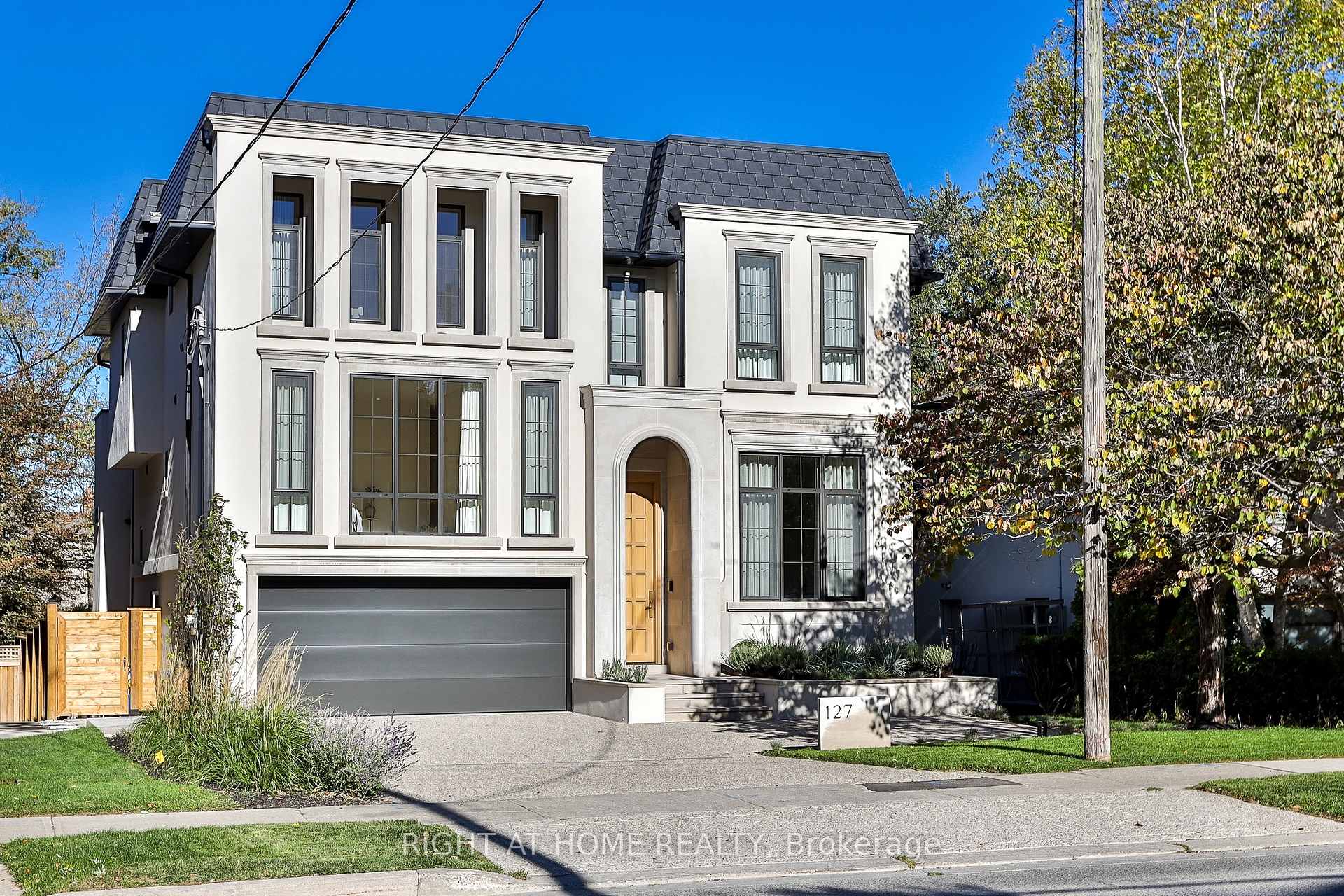 127 Yonge Boulevard, Toronto, ON M5M 3H2