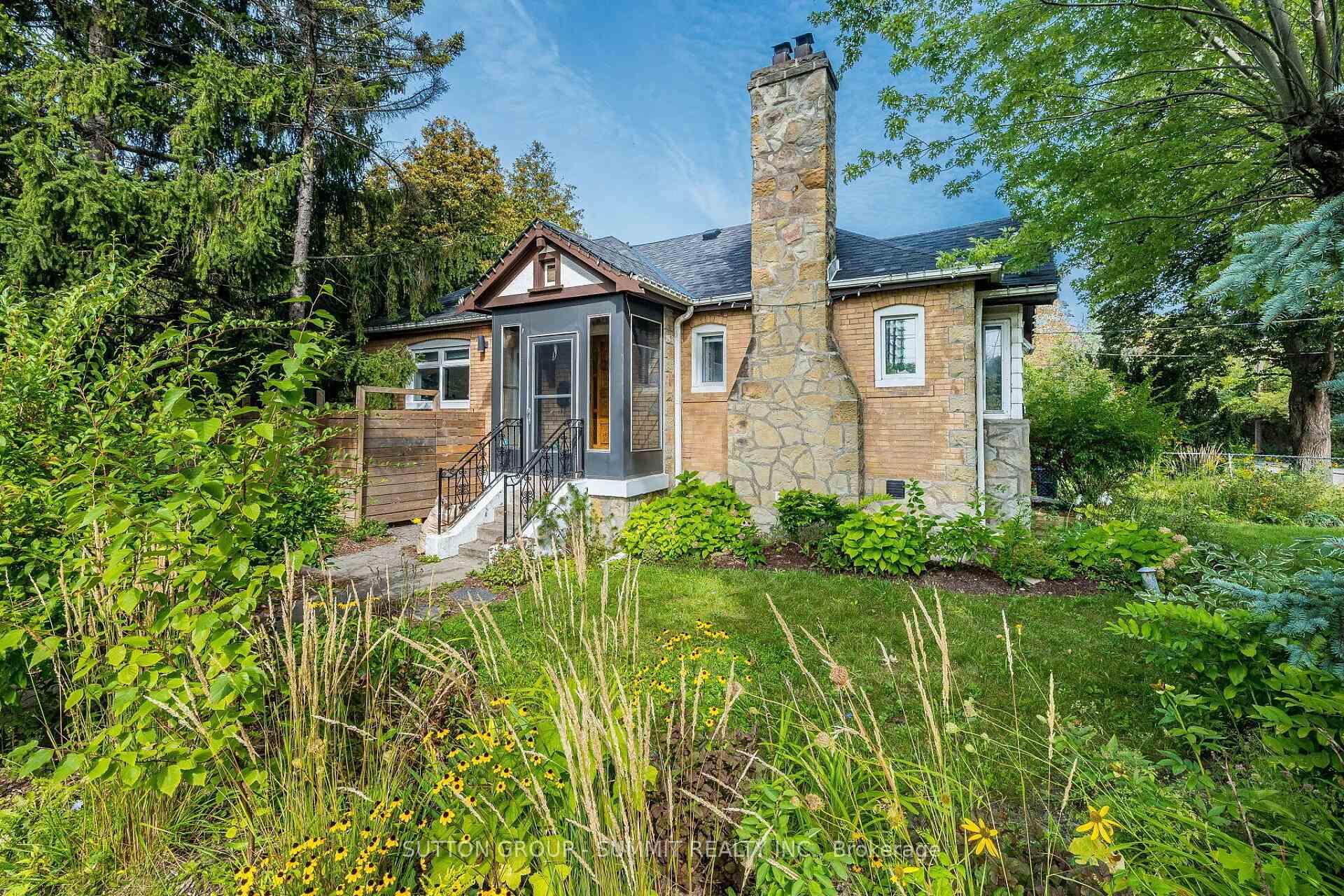 32 ELLIS Avenue, Toronto, ON M6S 2X1