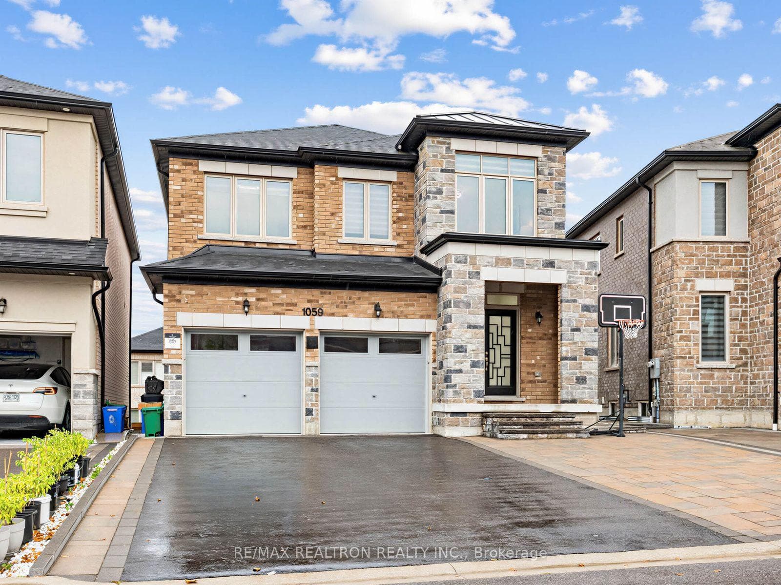 1059 Purus Path, Pickering, ON L1X 0H3