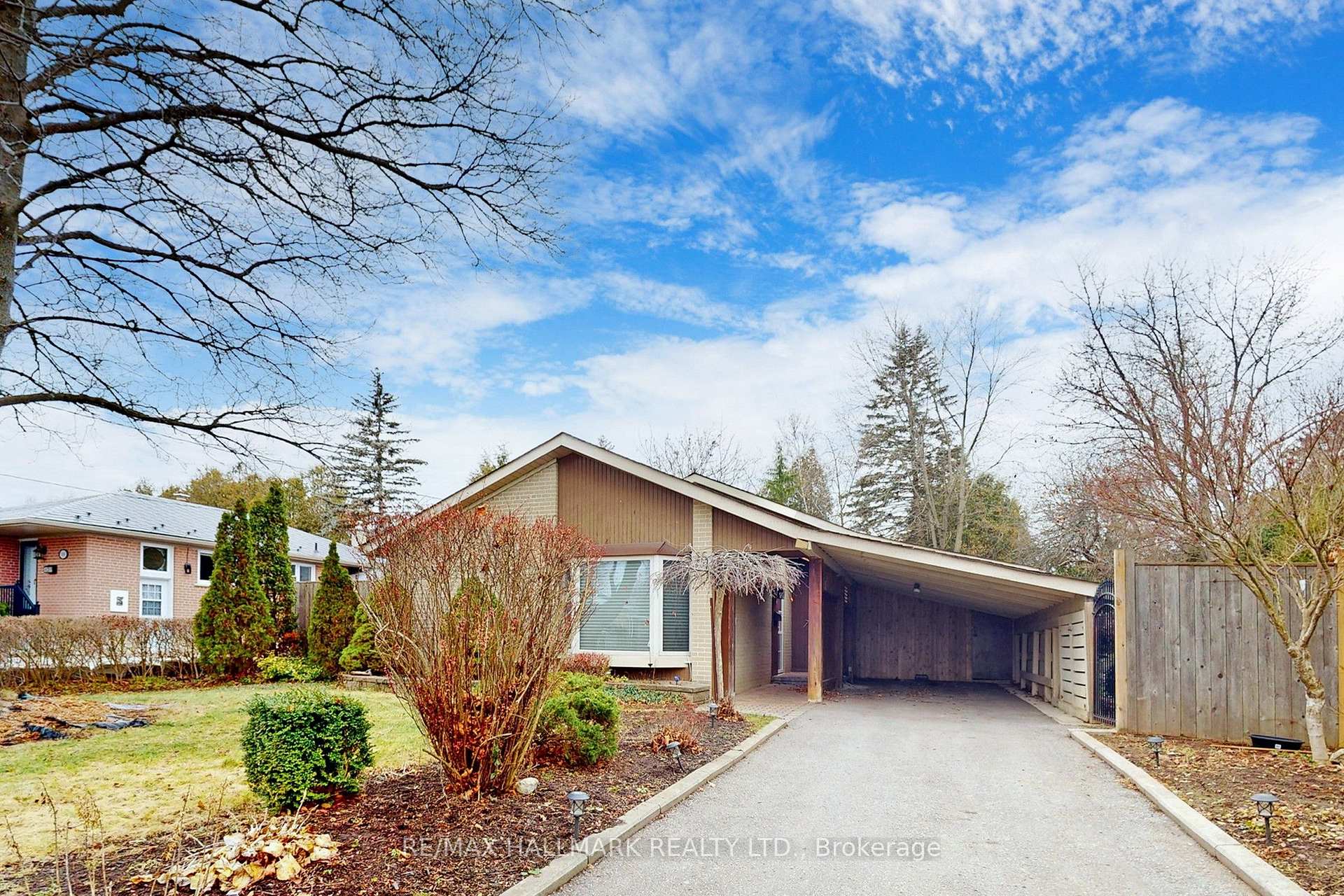 16 Knowles Crescent, Aurora, ON L4G 1Z7