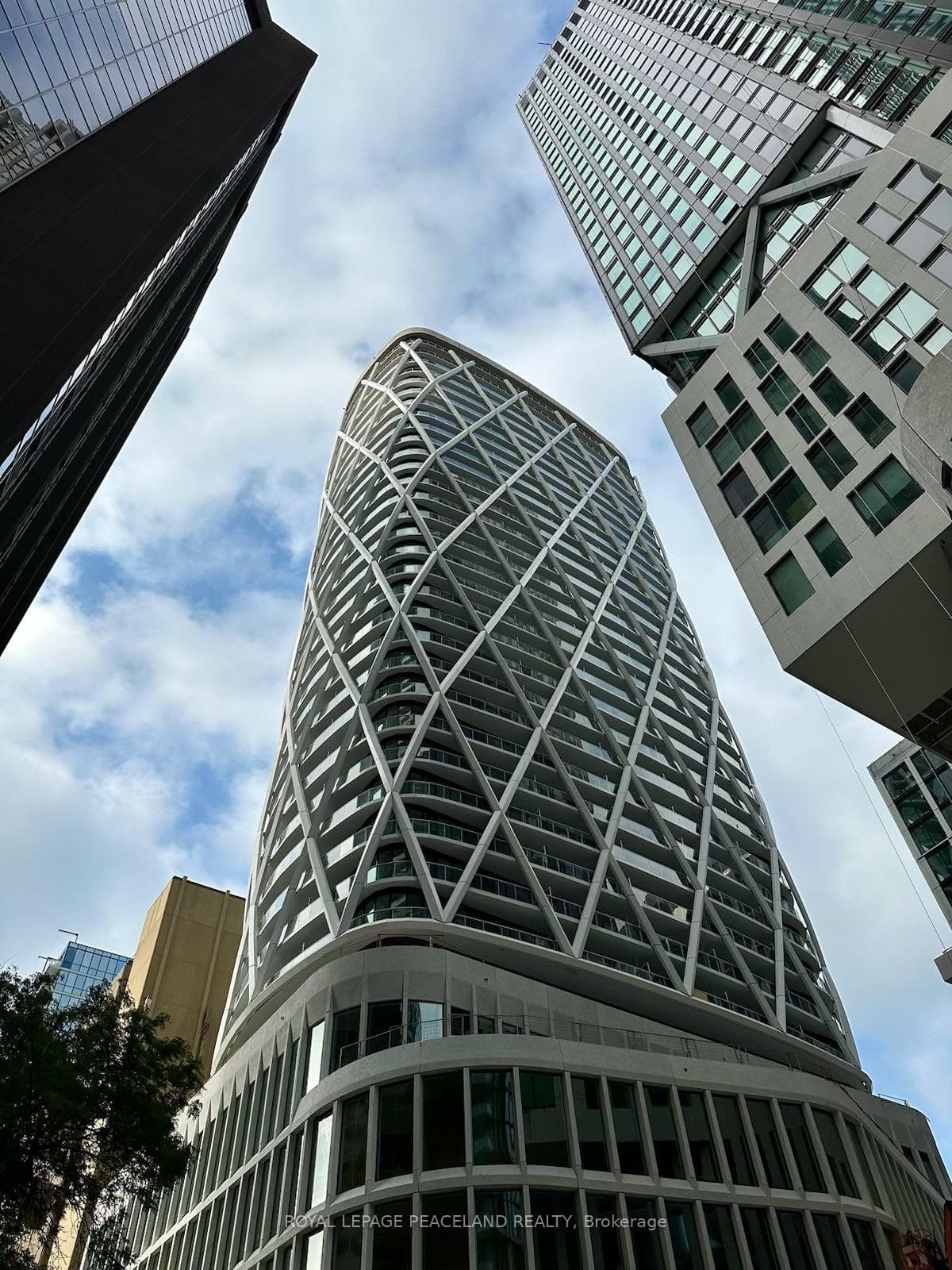 230 Simcoe Street 827, Toronto, ON M5T 0G7