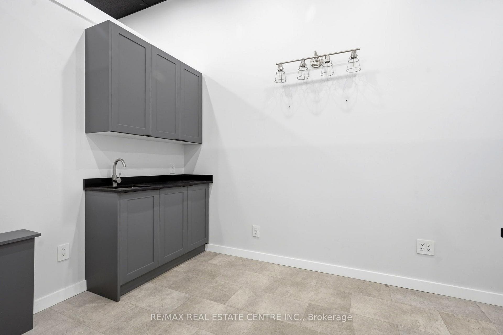 45 Wyndham Street N 103, Guelph, ON N1H 4E4
