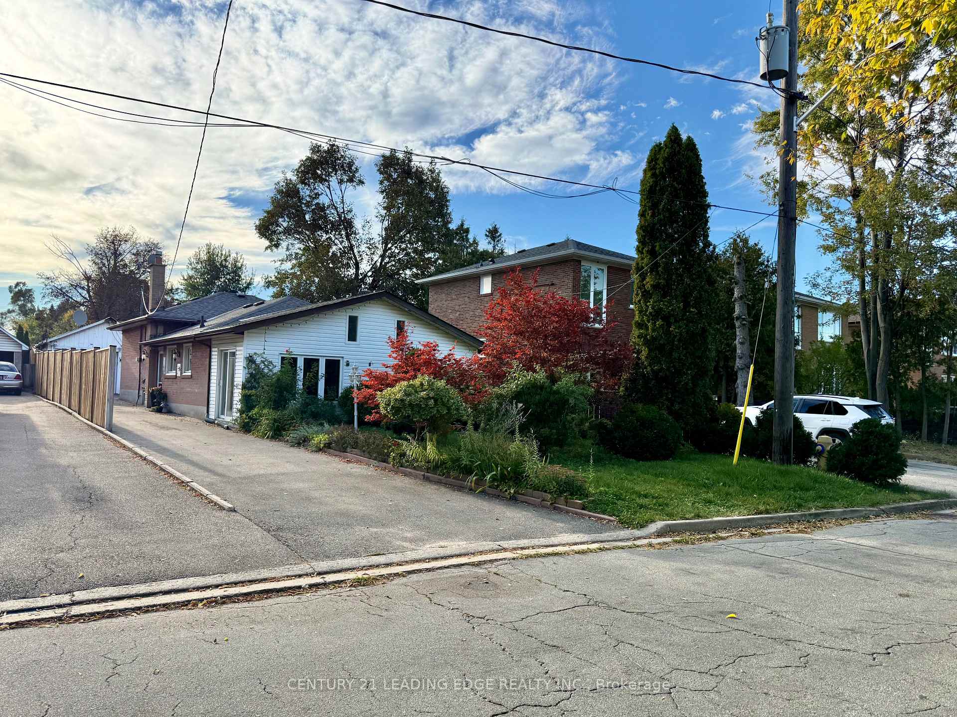 22 Highbury Road, Toronto, ON M9M 2J7