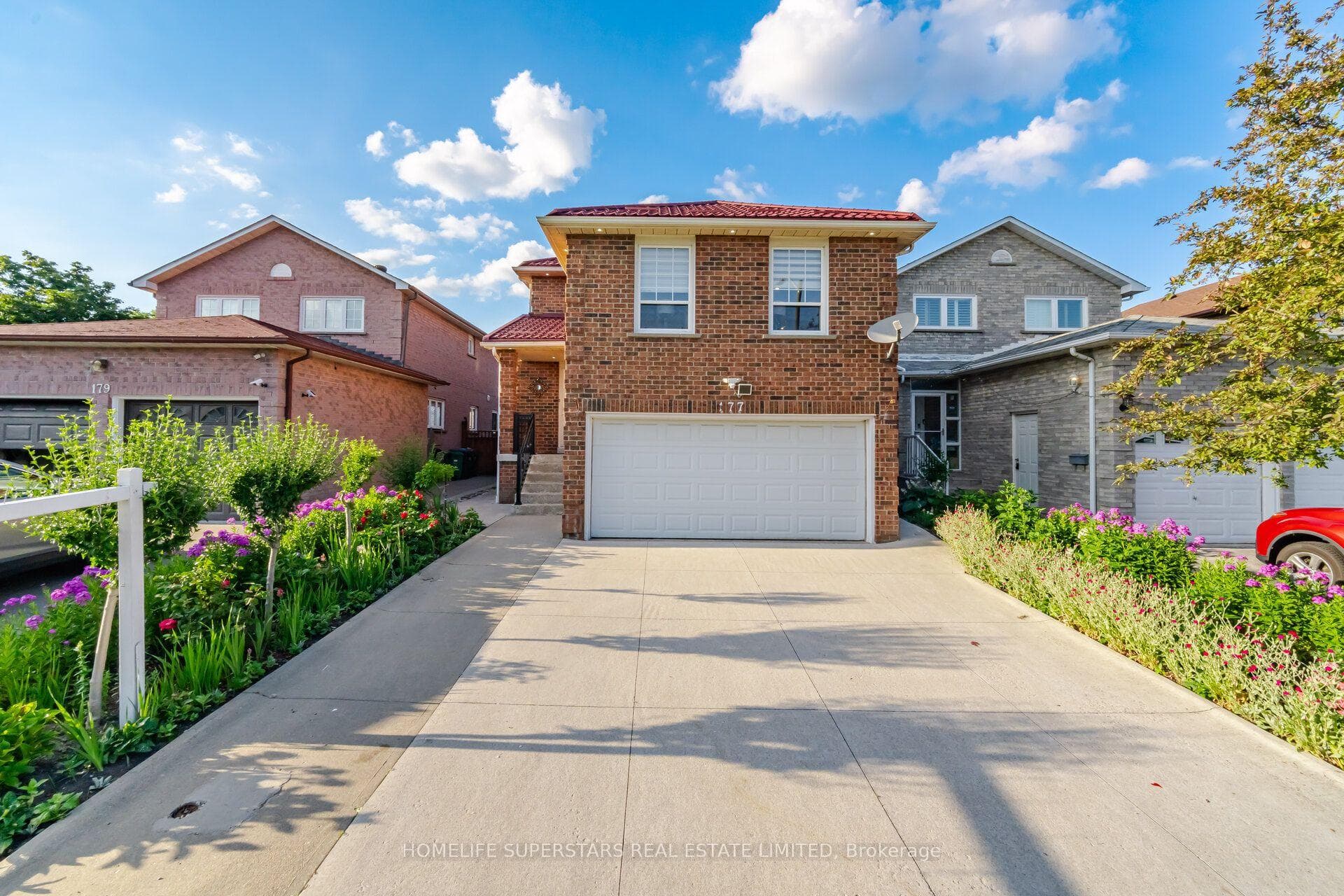 177 Surbray Grove, Mississauga, ON L5B 2E2