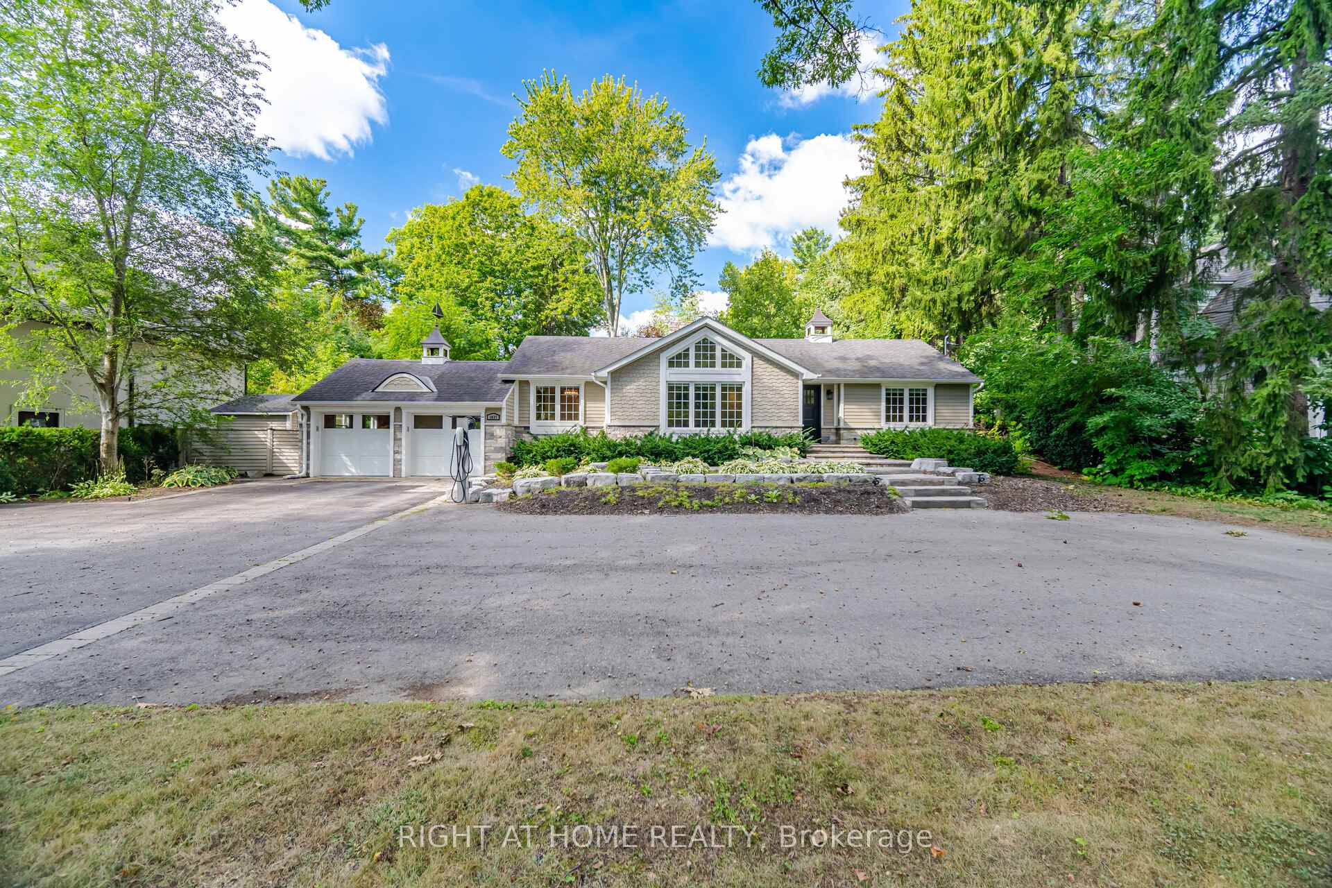 1037 Lakeshore Road W, Oakville, ON L6L 1E7