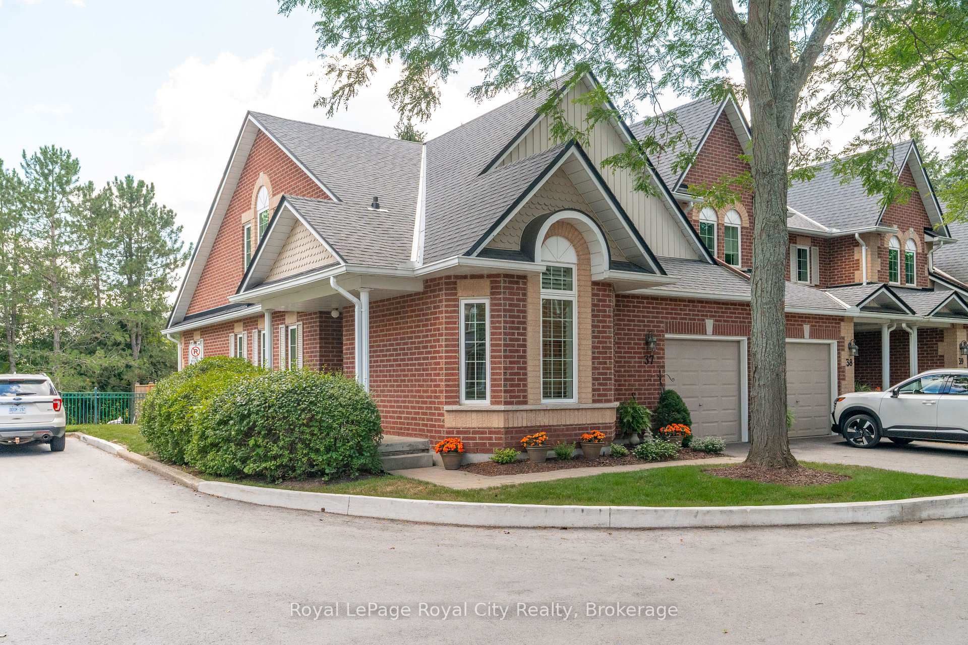 60 Ptarmigan Drive 37, Guelph, ON N1C 1E5