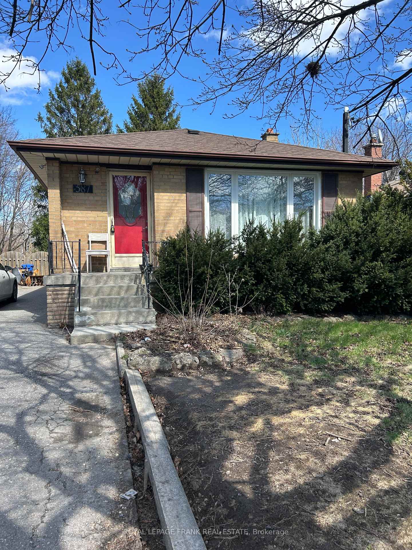 587 Harmony Road S, Oshawa, ON L1H 6V3