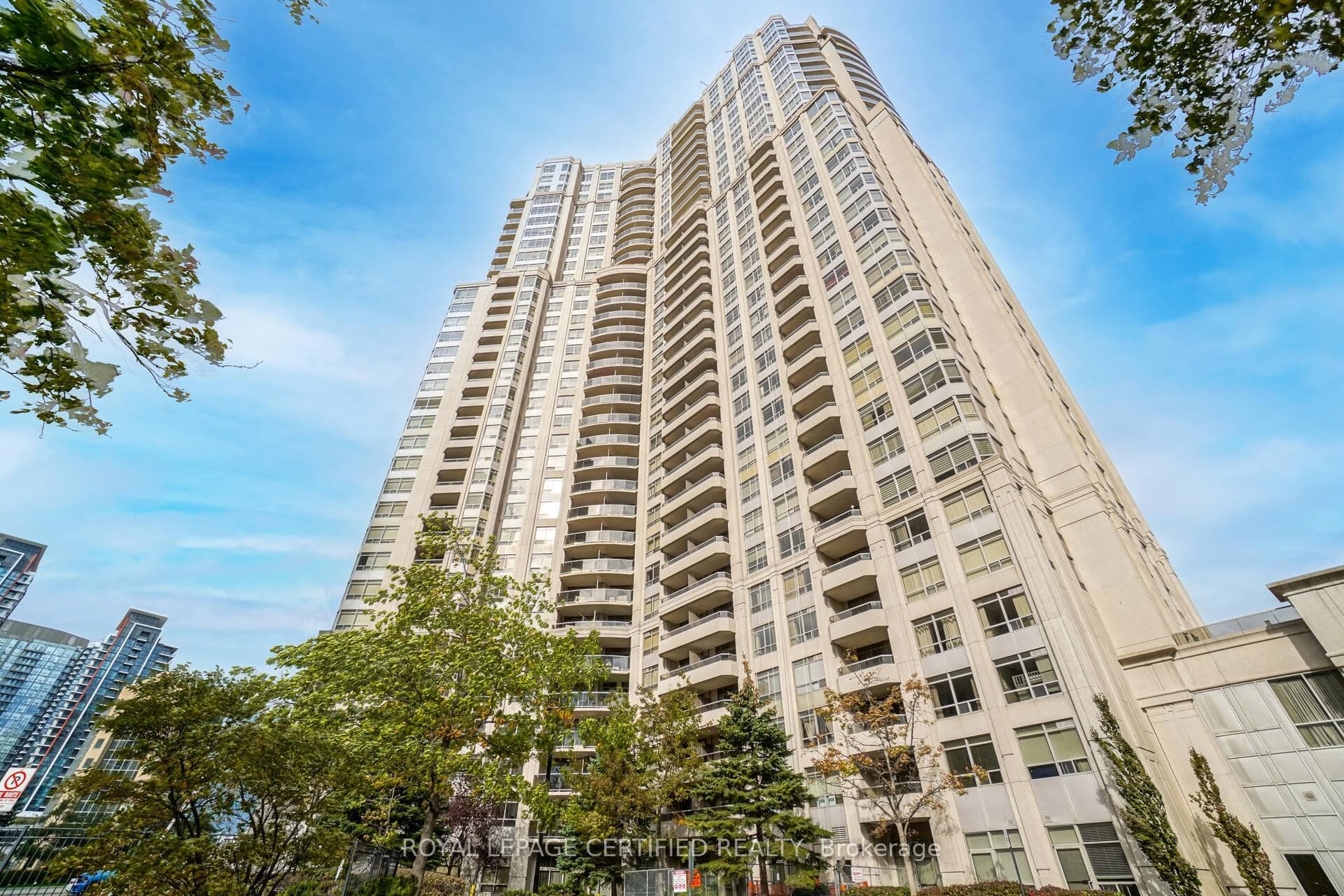 35 Kingsbridge Garden Circle 507, Mississauga, ON L5R 3Z5