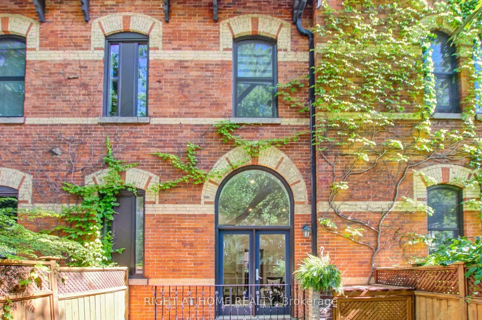 41 Spruce Street 2, Toronto, ON M5A 2H8