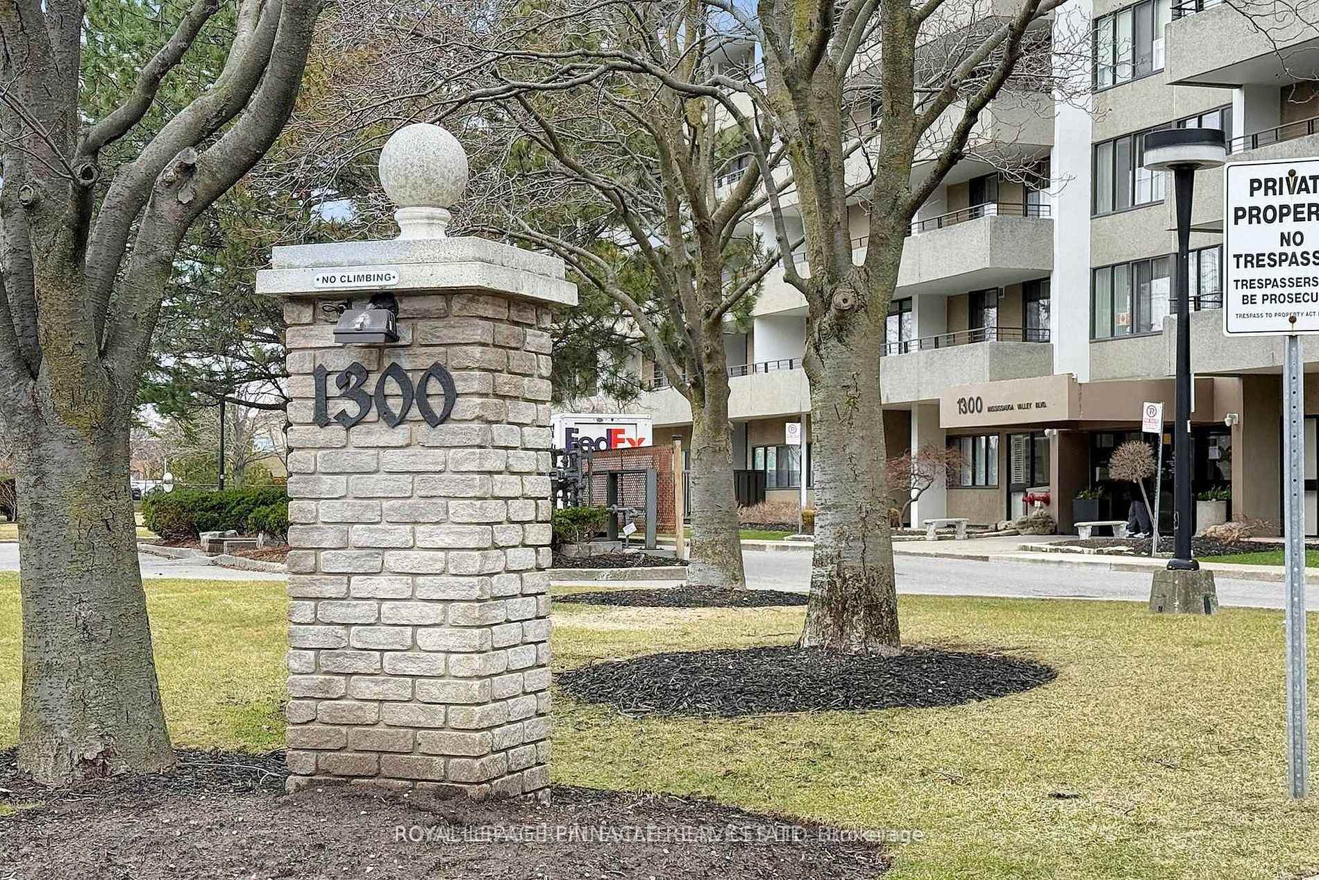 1300 Mississauga Valley Boulevard 902, Mississauga, ON L5A 3S9