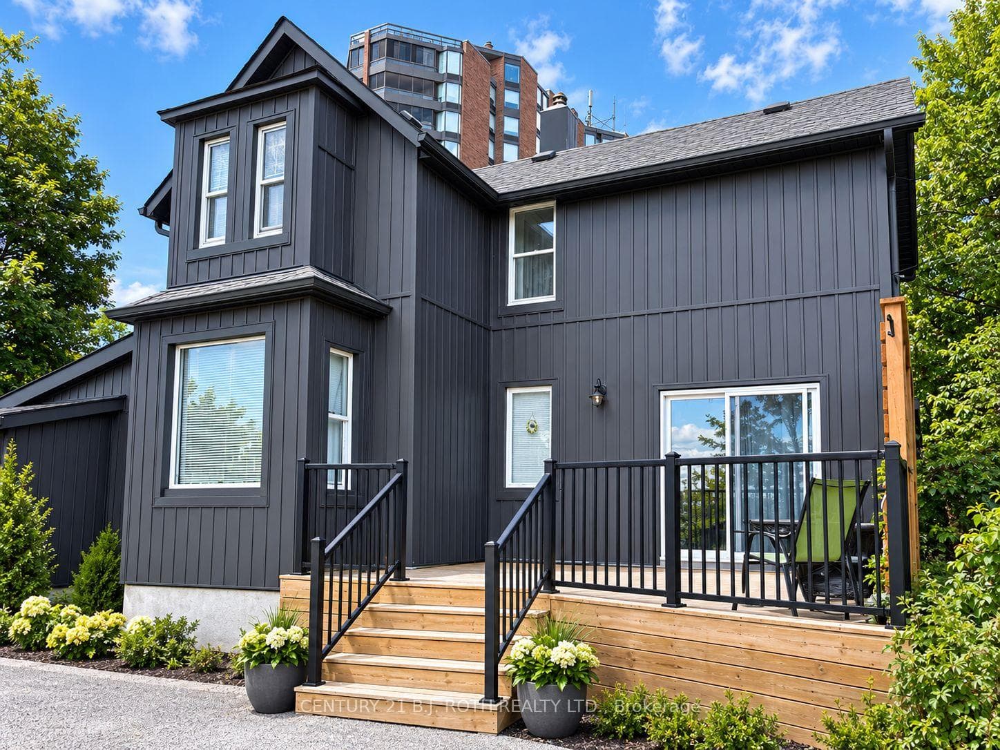 253 Dunlop Street E, Barrie, ON L4M 1B6