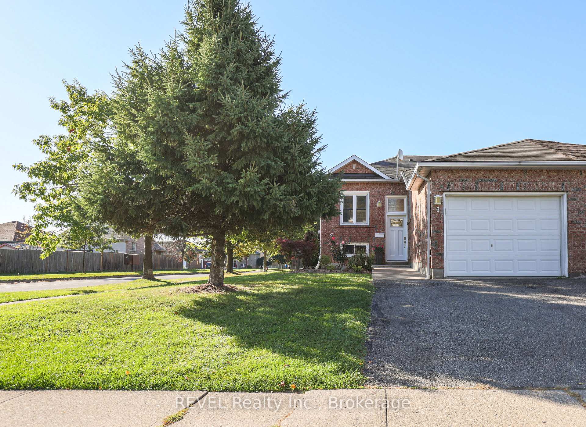 3 Jackson Court W, Welland, ON L3C 7G2