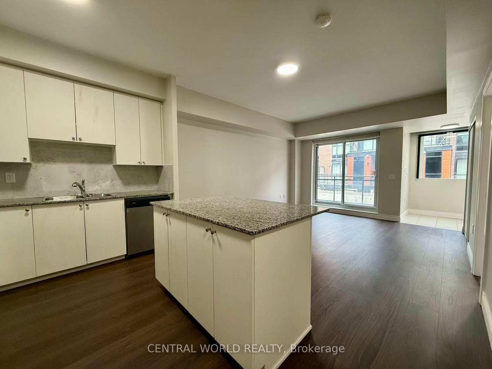 5289 Hwy 7 D402, Vaughan, ON L4L 0J1