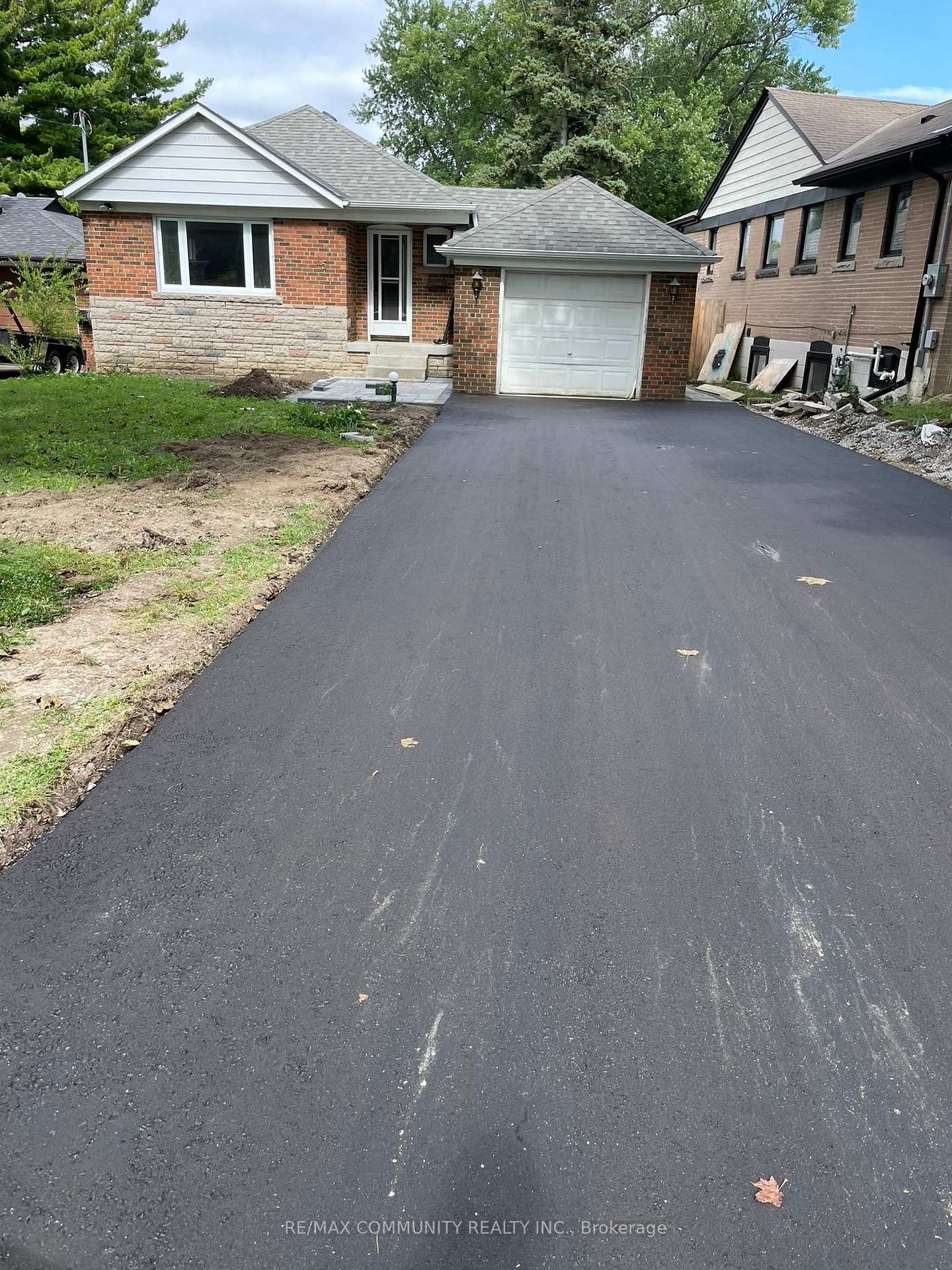 15 Saunders Road, Toronto, ON M1J 3J1