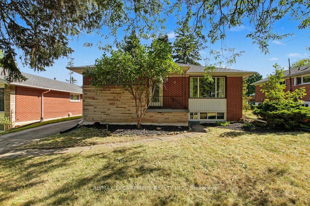 15 Carwyn Crescent, Hamilton, ON L8S 3H3