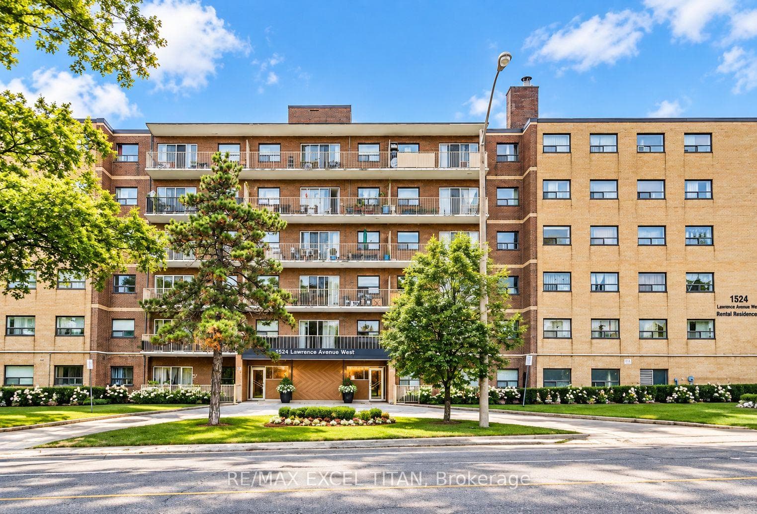 1524 Lawrence Avenue W 104, Toronto, ON M6L 1B7