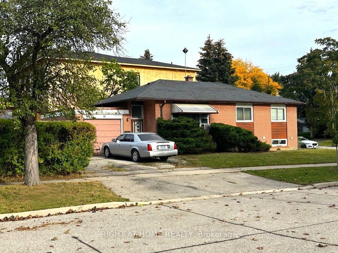 19 Upminster Crescent, Toronto, ON M9B 5W1