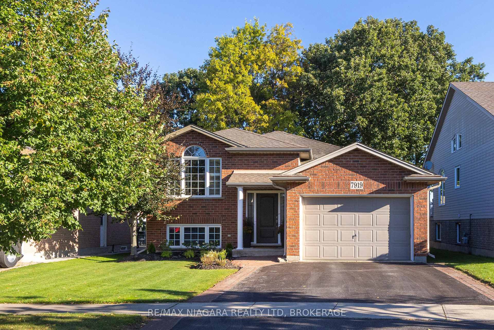 7919 Fleming Drive, Niagara Falls, ON L2H 3H9