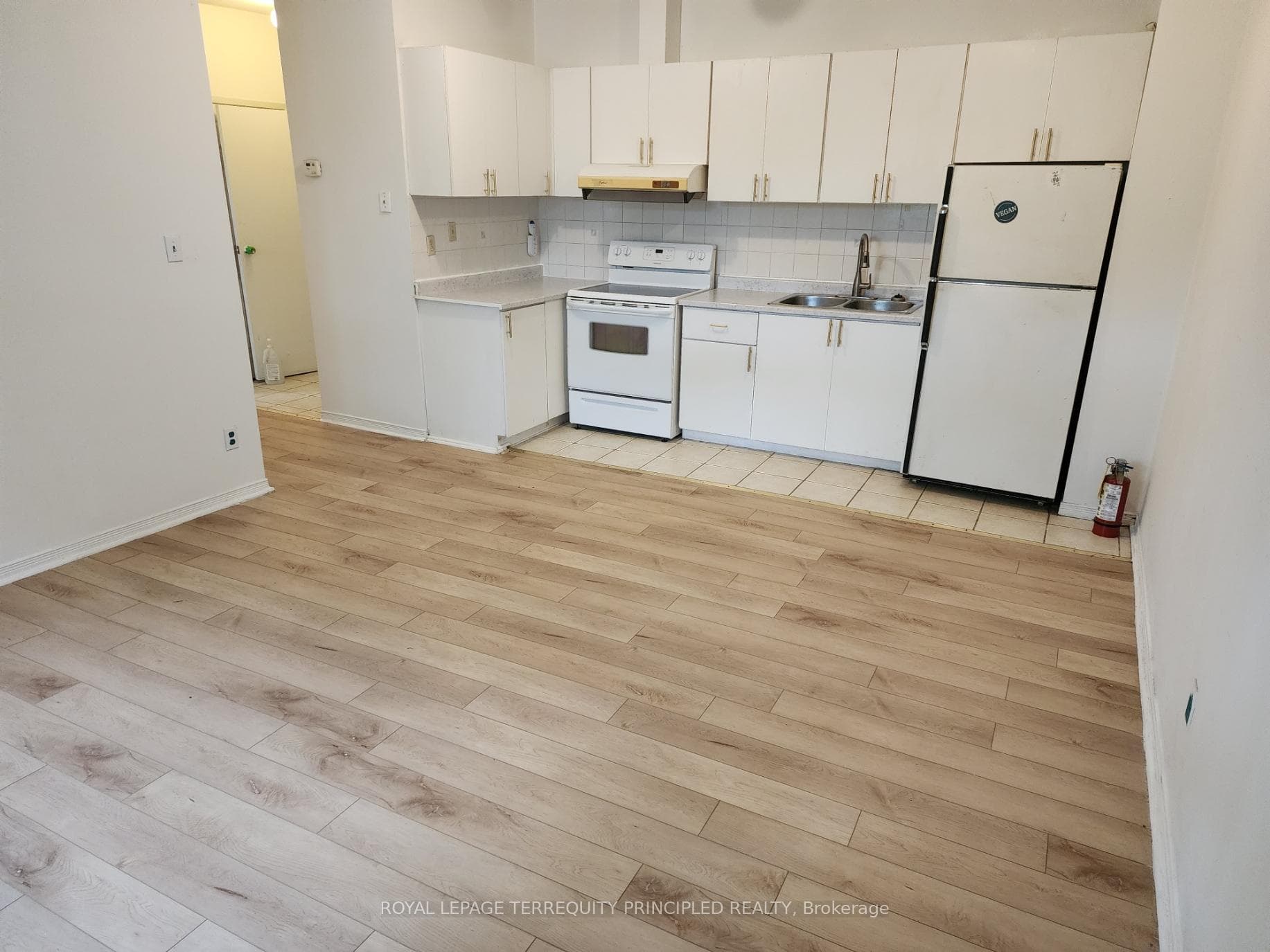 1400 Queen Street W 3, Toronto, ON M6K 1L7