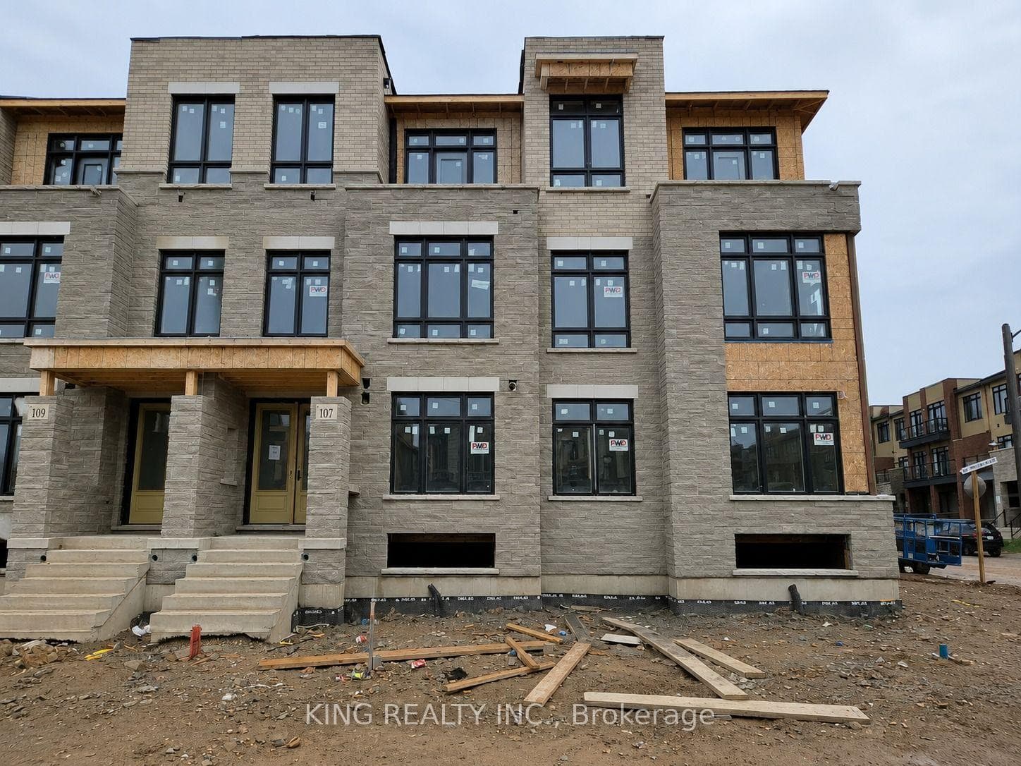 107 Jack Bowerbank Boulevard, Oakville, ON L6M 4K1