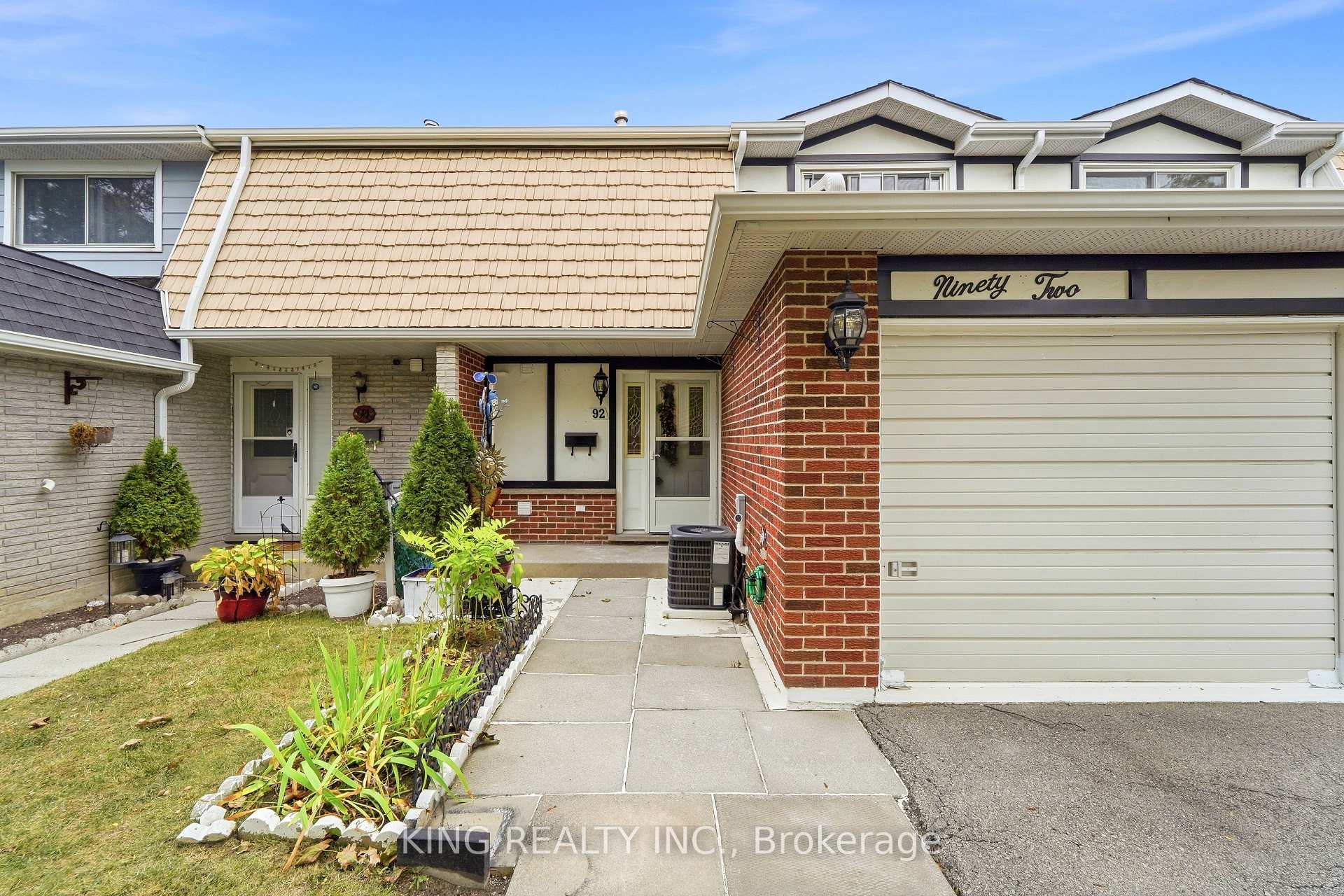 92 St Andrews Drive 92, Hamilton, ON L8K 6H4