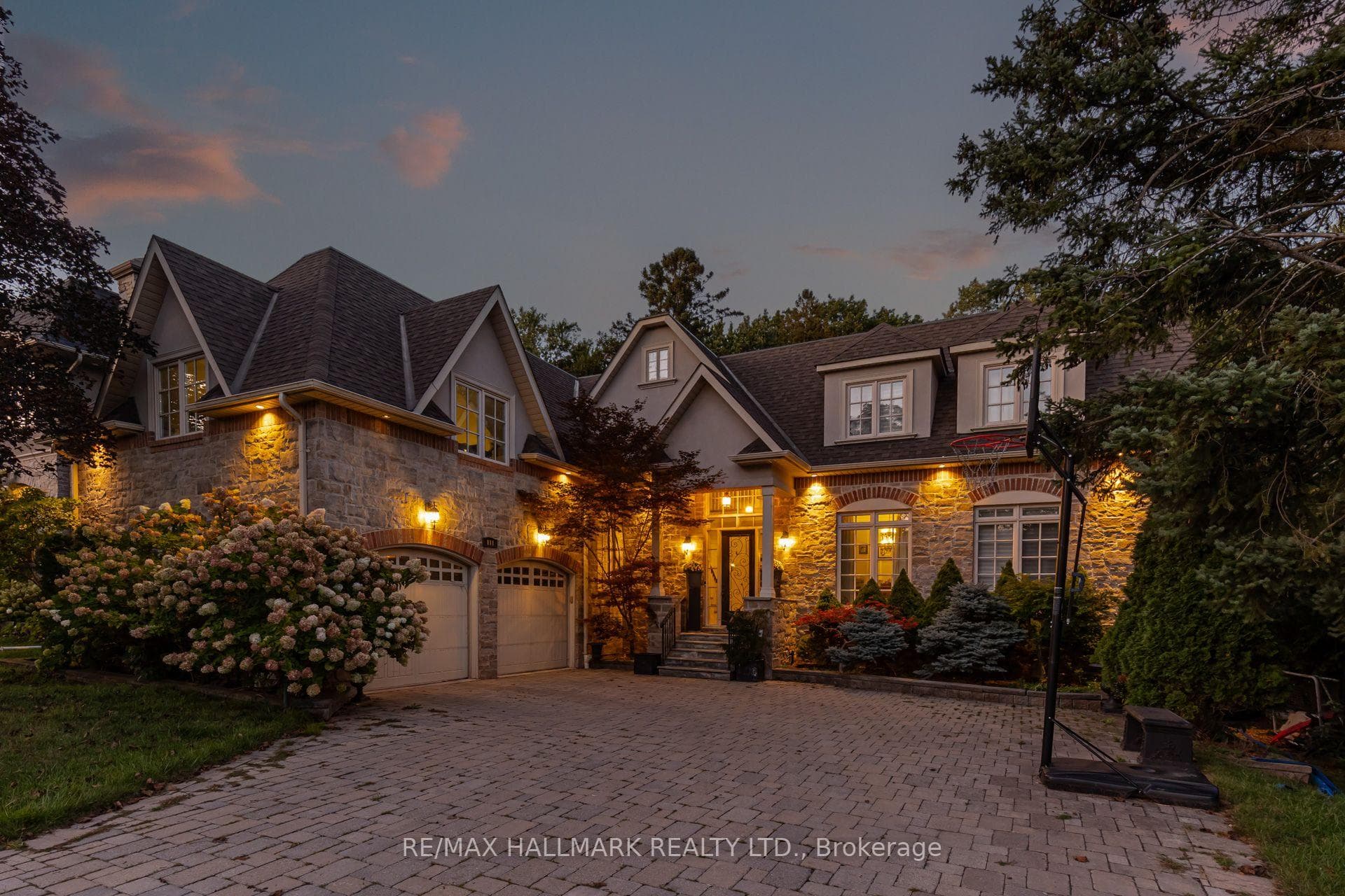 111 Woodhaven Park Drive, Oakville, ON L6L 4K4