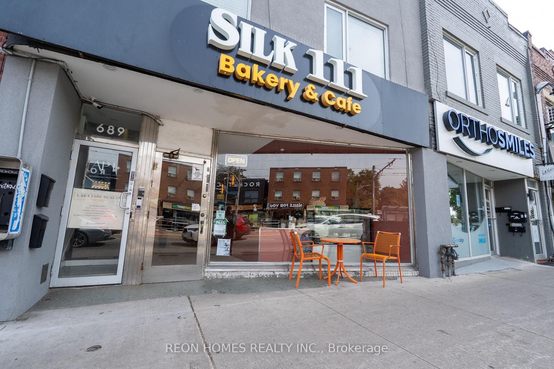 689 St Clair Avenue W, Toronto, ON M6C 1B2