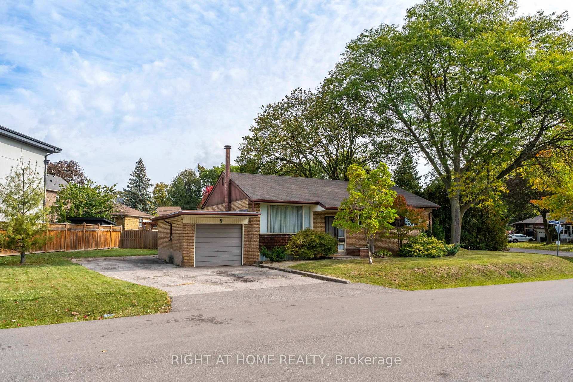 9 Appledale Road, Toronto, ON M9B 5G5