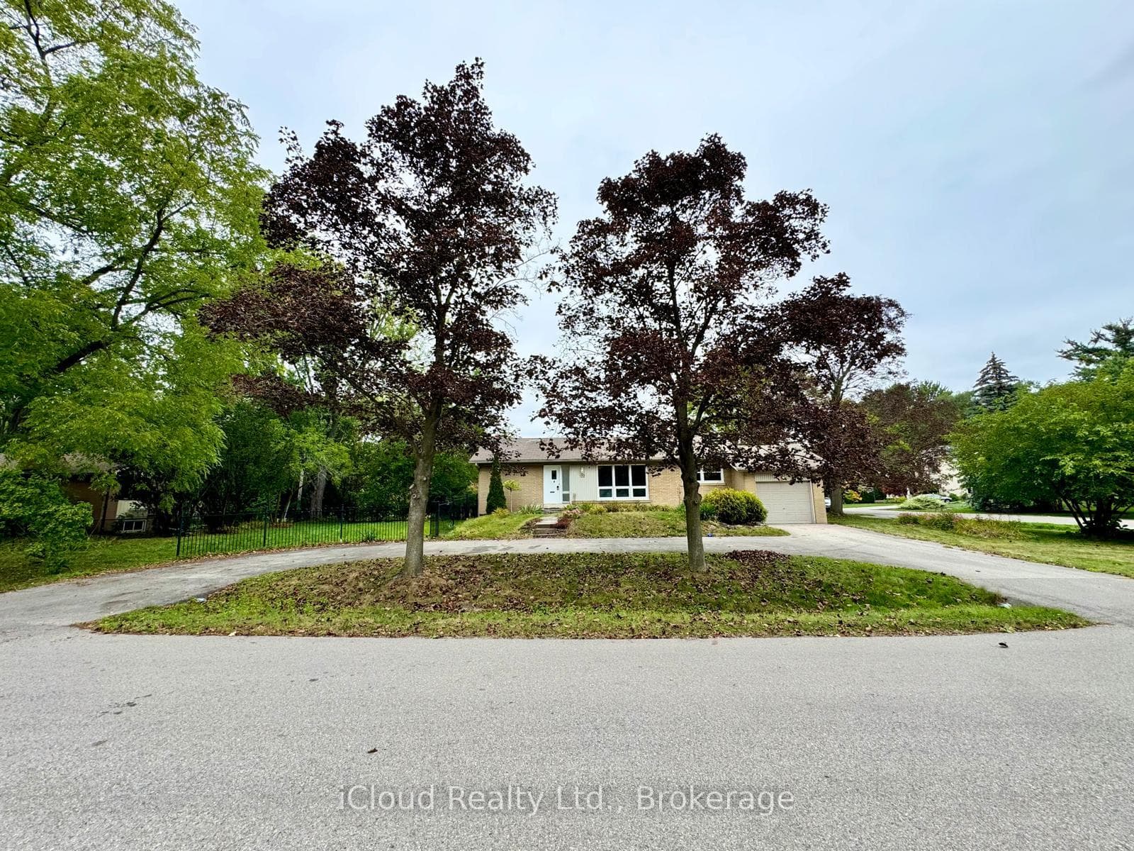 122 Selgrove Crescent, Oakville, ON L6L 1L3