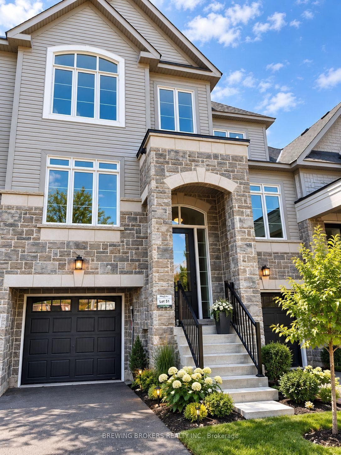 25 Lyall Stokes Circle, East Gwillimbury, ON L0G 1M0