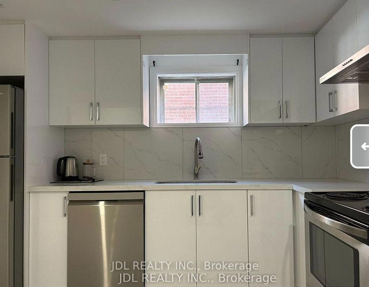13 Pawnee Ave Avenue kitchen main/2 beds bsmt, Toronto, ON M2H 3C6