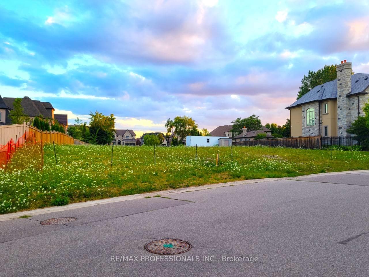6832 Campbell Settler Court, Mississauga, ON L4W 2Y4