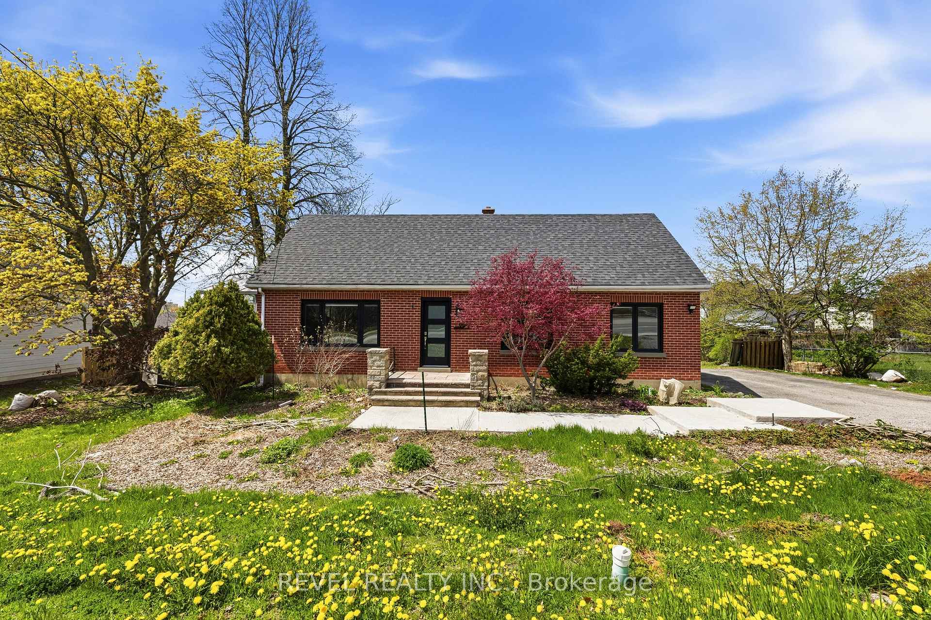 990 Harmony Road N Main, Oshawa, ON L1H 7K5