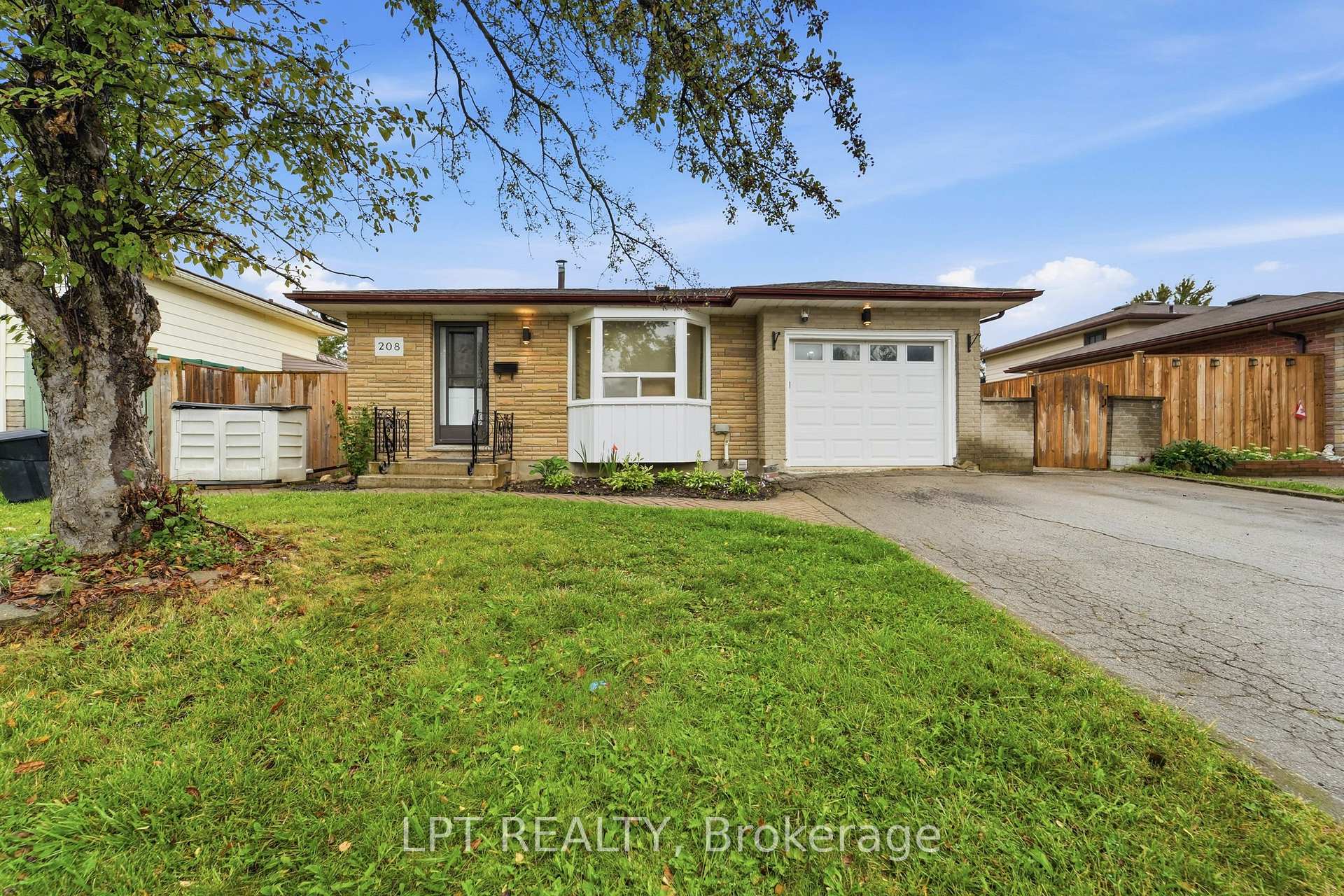 208 Deveron Crescent, London South, ON N5Z 4J3