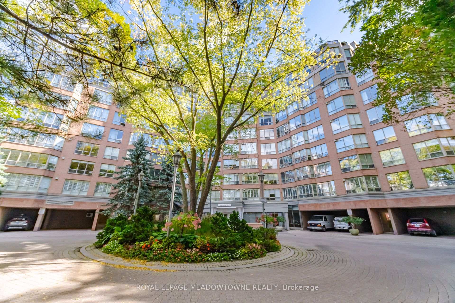 1 Ripley Avenue 816, Toronto, ON M6S 4Z6