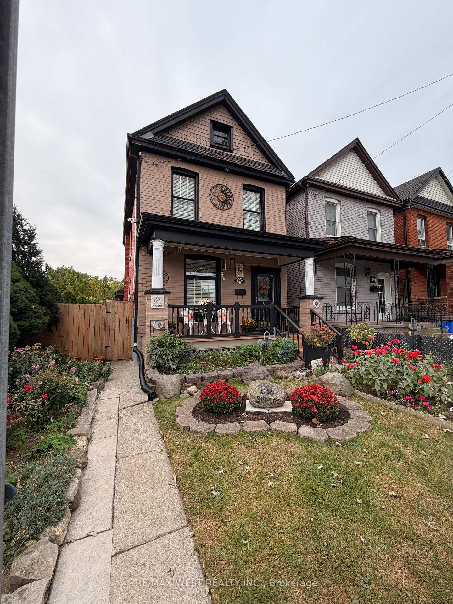196 Simcoe Street E, Hamilton, ON L8L 3P1