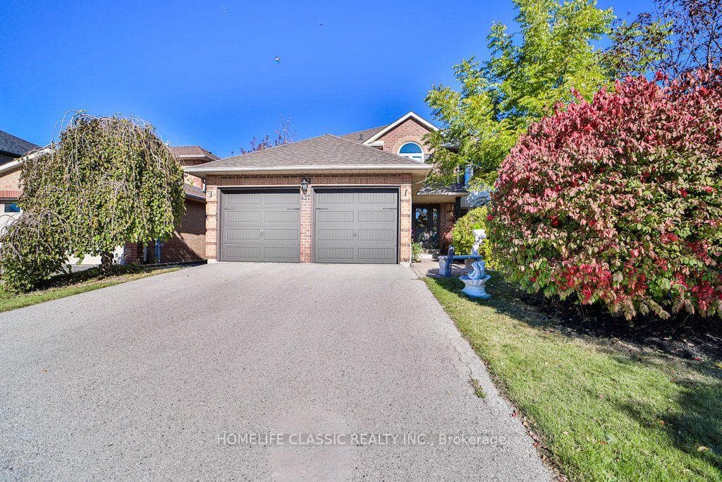427 Crossland Gate, Newmarket, ON L3X 1B9