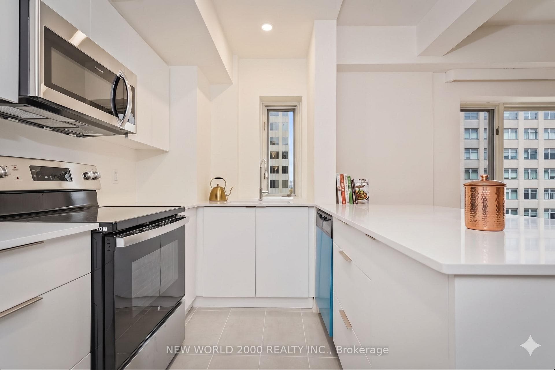 110 St Clair Avenue W 303, Toronto, ON M4V 1N4