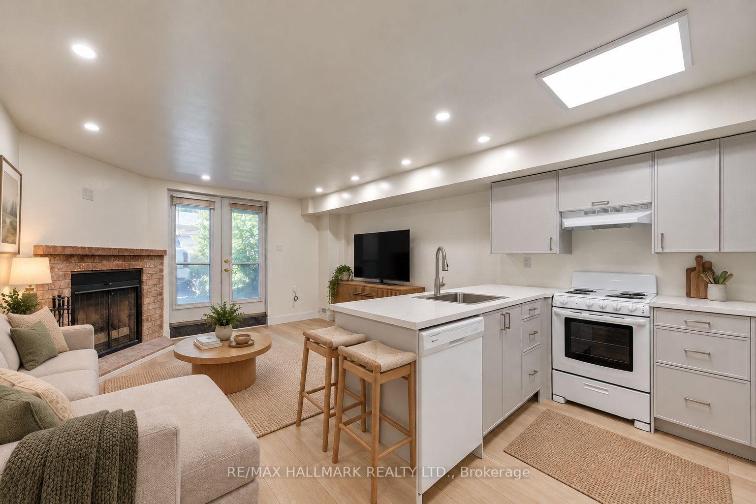 8 Empire Avenue Lower Unit, Toronto, ON M4M 2L4