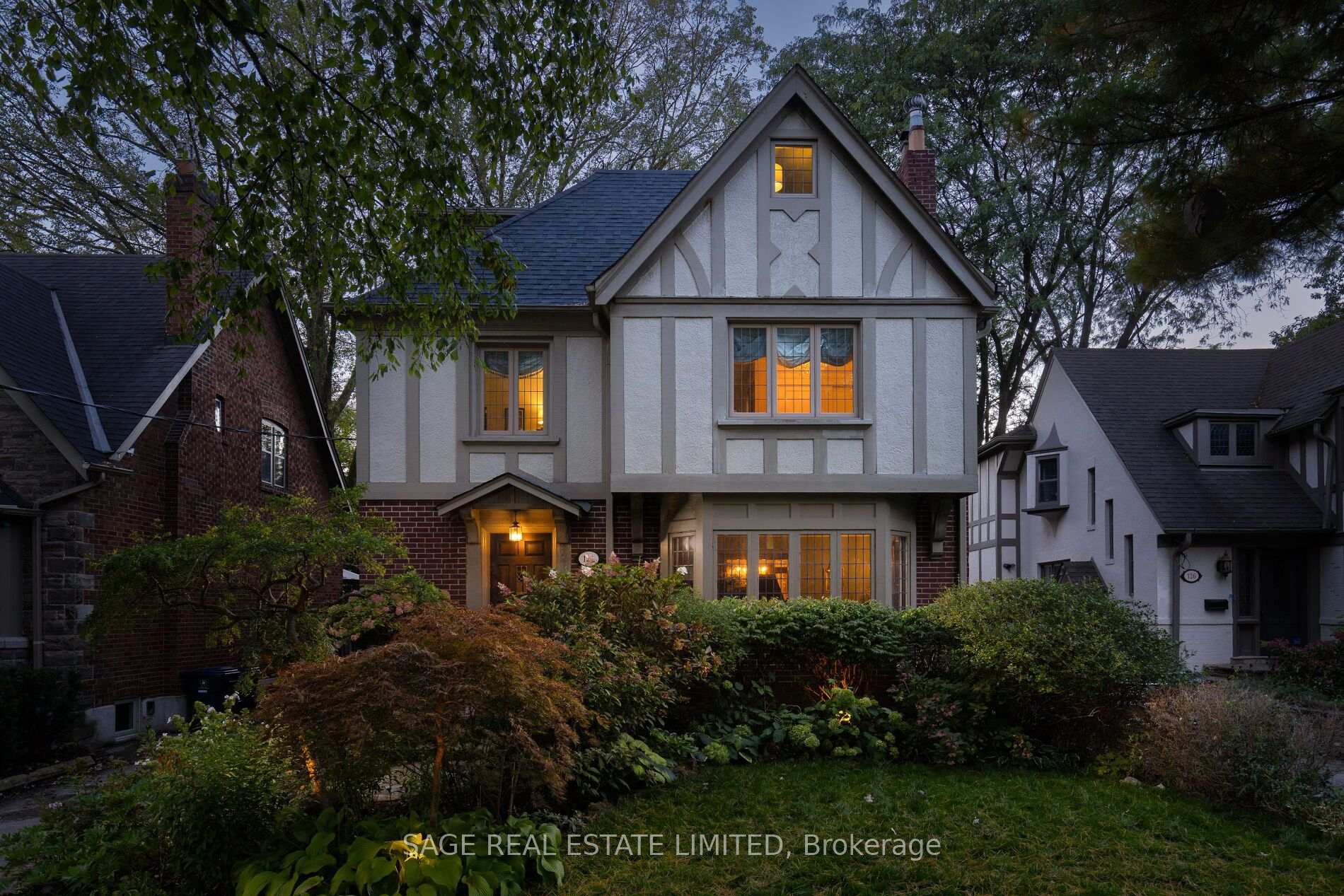 124 Brentwood Road N, Toronto, ON M8X 2C6