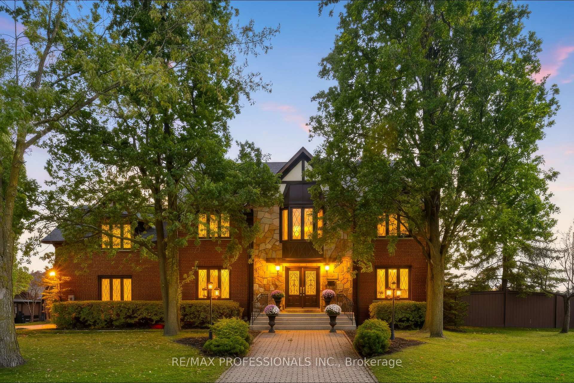 3979 River Mill Way, Mississauga, ON L4W 4C1
