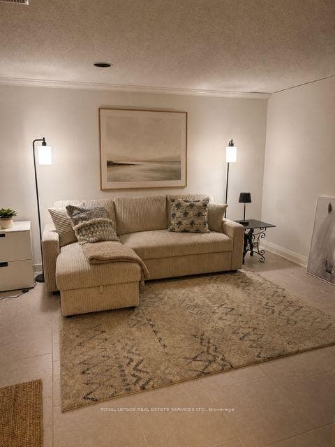 17 Longfield Road Lower, Toronto, ON M9B 3E8