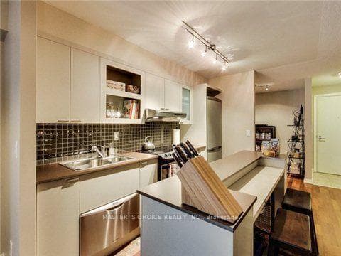111 Elizabeth Street 1001, Toronto, ON M5G 1P7