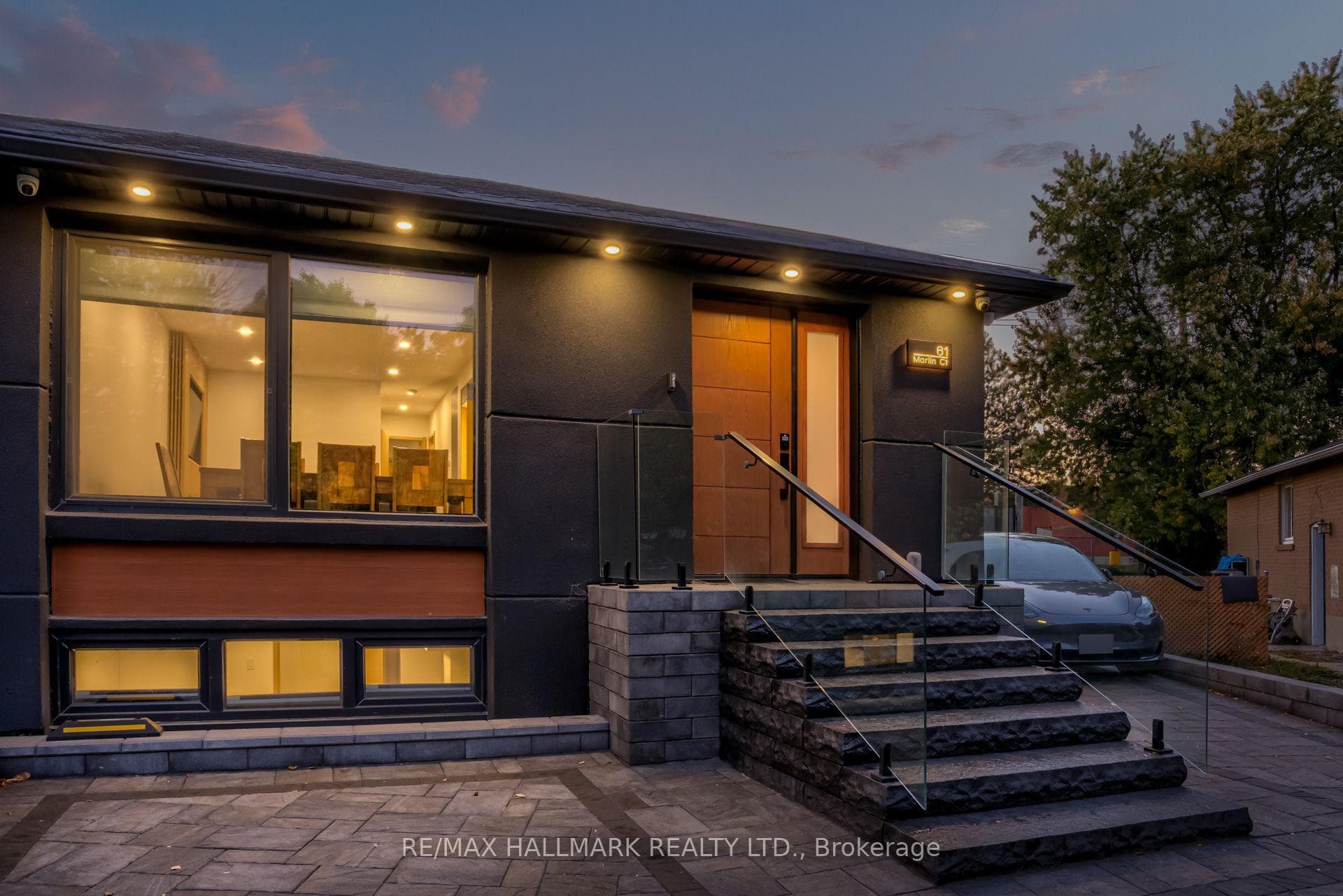 61 Marlin Court, Newmarket, ON L3Y 2W7