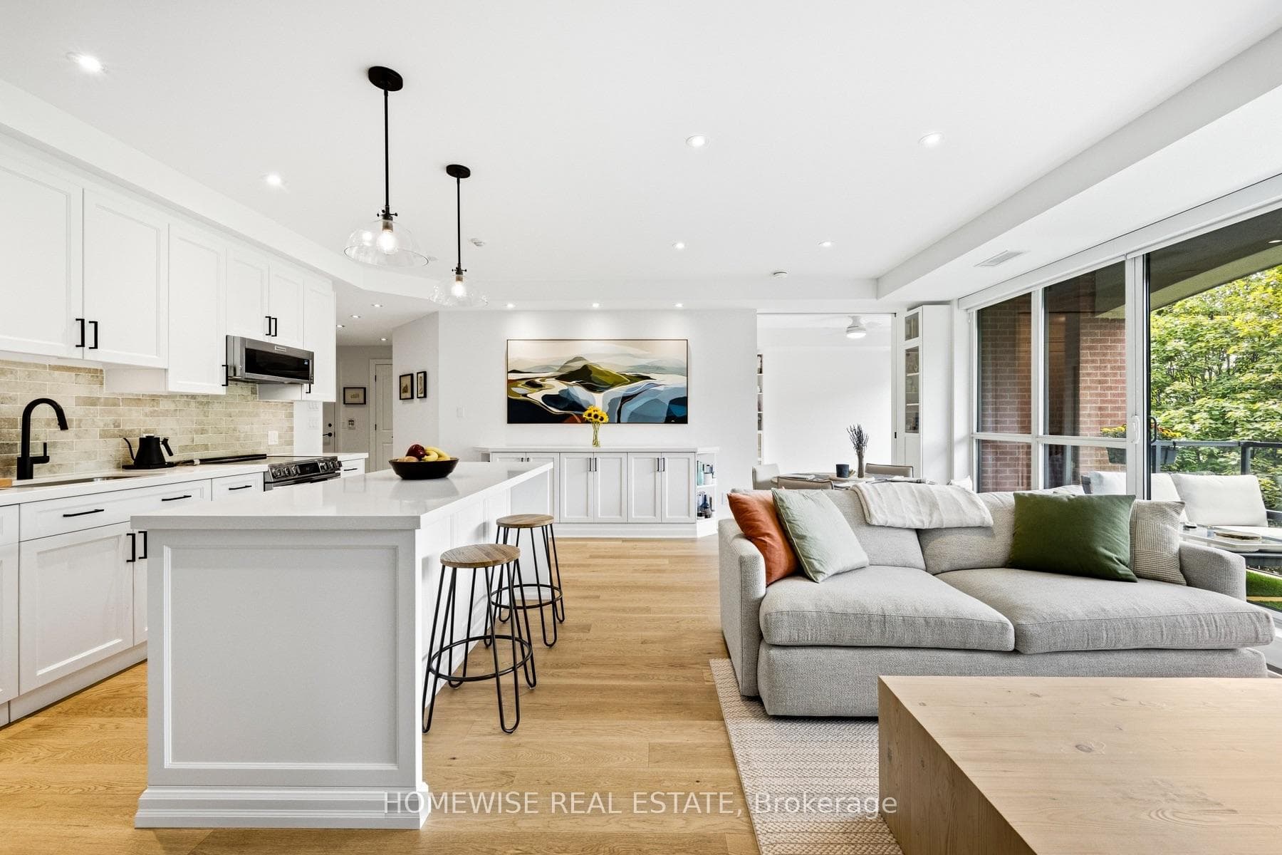 11 Soho Street 403, Toronto, ON M5T 3L7