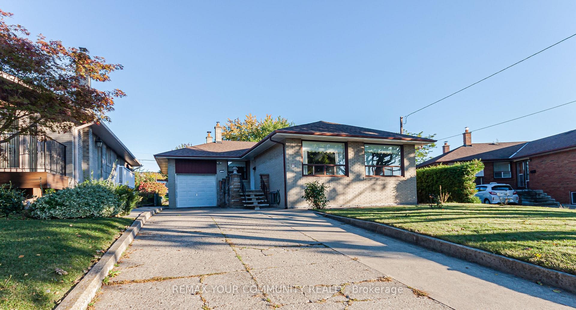 15 Valencia Crescent, Toronto, ON M6L 1M3