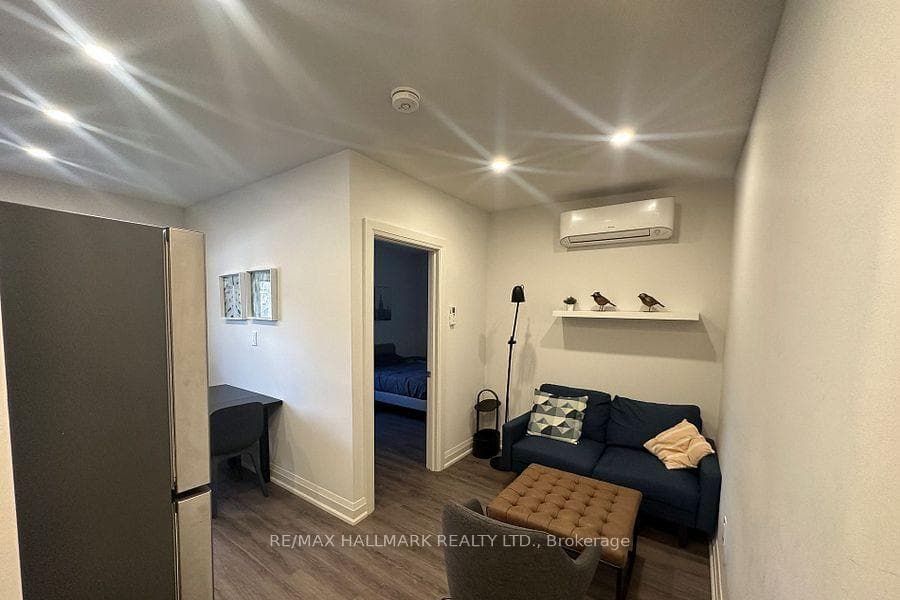 595 St Clair Avenue W 4, Toronto, ON M6C 1A3