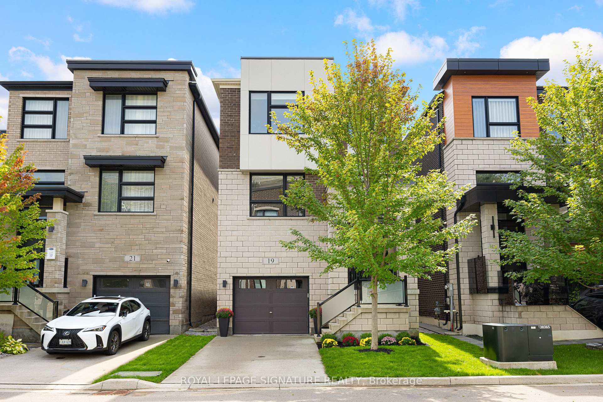 19 Hollyhock Court, Toronto, ON M3B 0B4