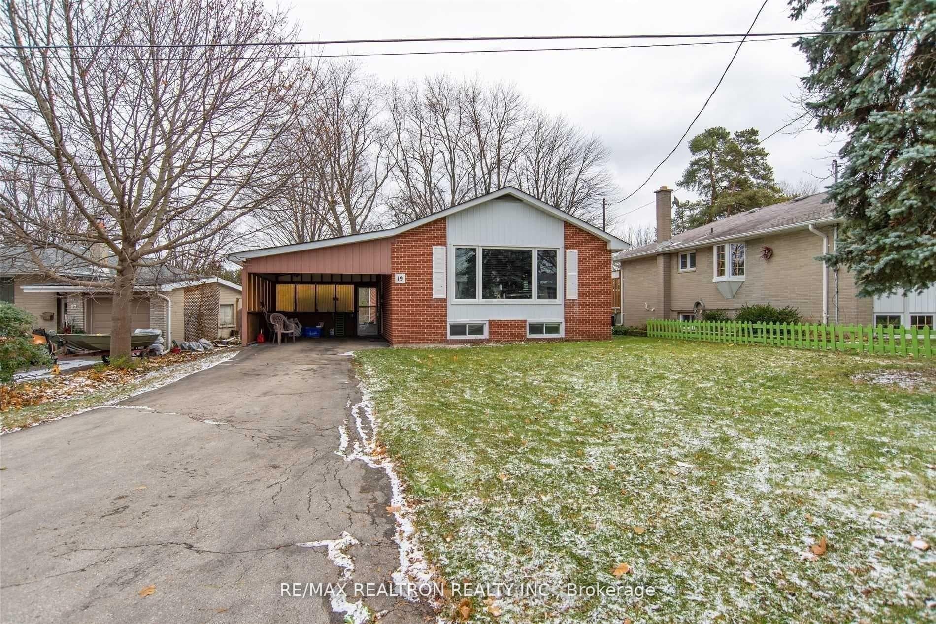19 Wenderly Drive, Aurora, ON L4G 1V2