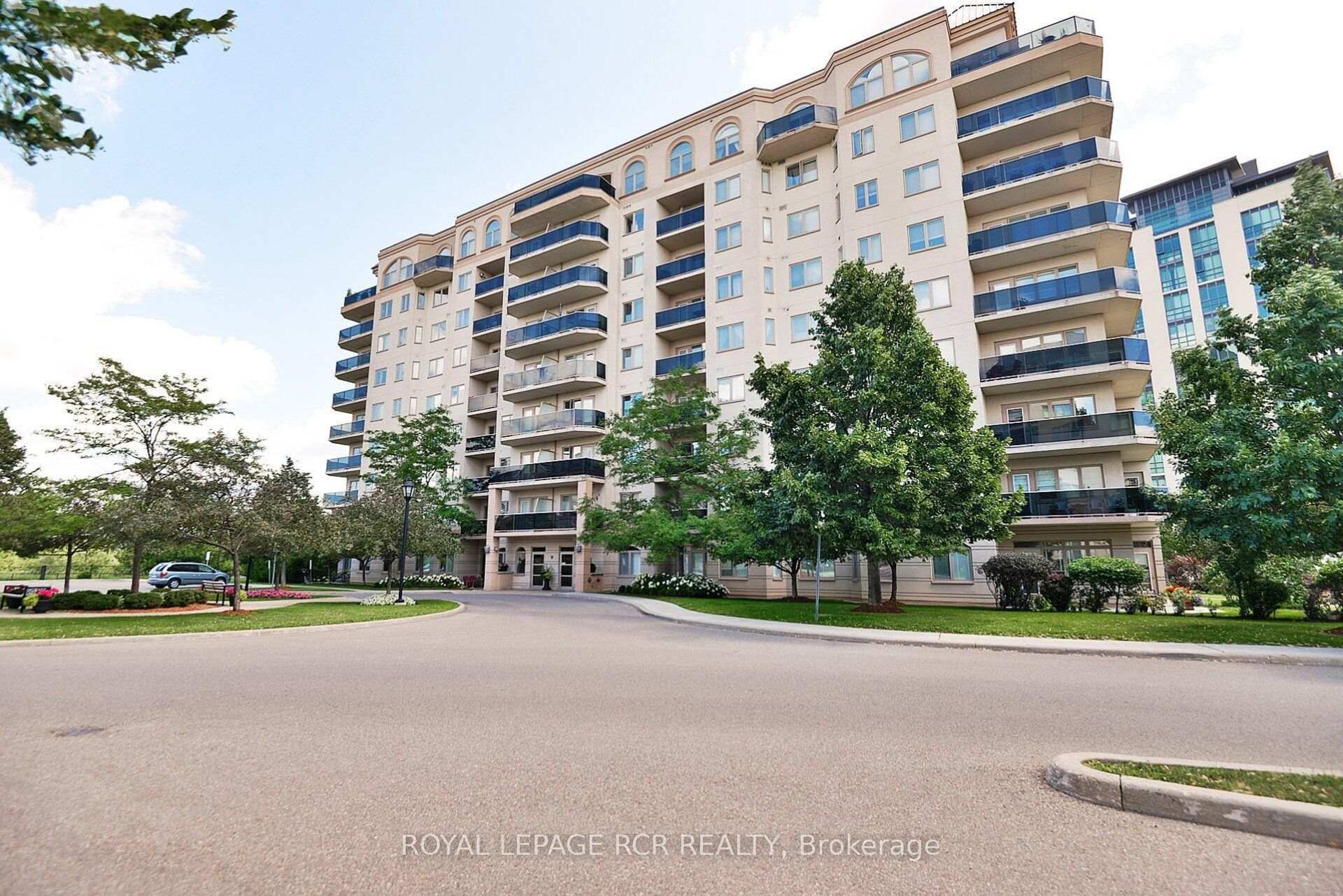 10 Dayspring Circle 304, Brampton, ON L6P 1B9
